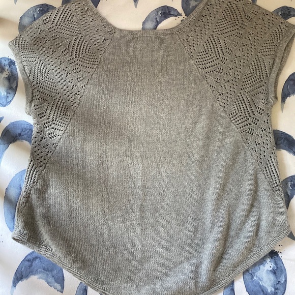 Cotton Crochet Medium Top with petal sleeves. - Picture 13 of 14